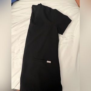 Black figs zamora pants with 3 pocket casma top- used